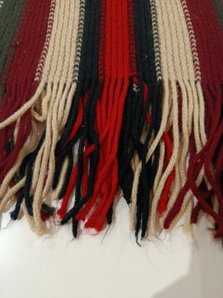 Bufanda de rayas beige y rojo