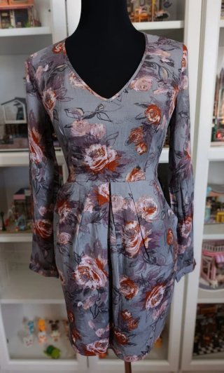 Vestido corto con estampado manga larga