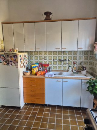 Cucina completa con tavolo e sedie