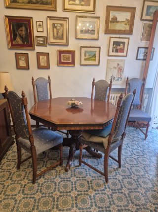 Tavolo in legno massiccio con 4 sedie