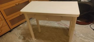 Mesa de cocina blanca con cajón