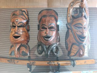 Careta de madera y espada de samurái decorativa