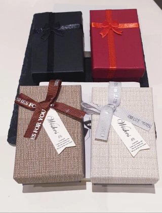 Cajas de regalo pequeñas en colores  varios