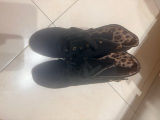 Botines Negros con Cordones