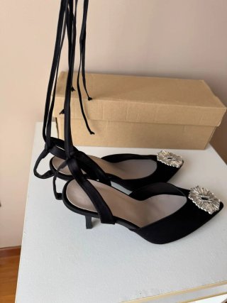 Tacones Negros con Detalle de Joya