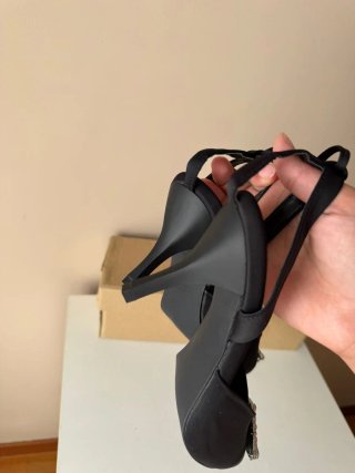 Tacones Negros con Detalle de Joya