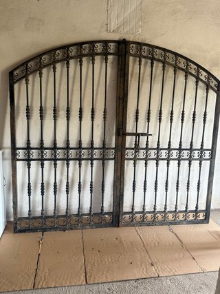 Puerta doble de forja con arco