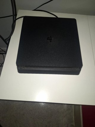 PS4 Slim 1TB Negra + Mando + 8 Juegos + cargador