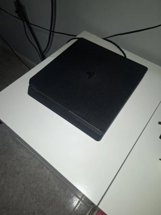 PS4 Slim 1TB Negra + Mando + 8 Juegos + cargador