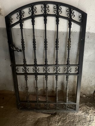 Puerta de forja con arco
