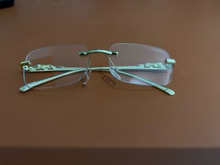 Gafas de lujo doradas con diseño de pantera