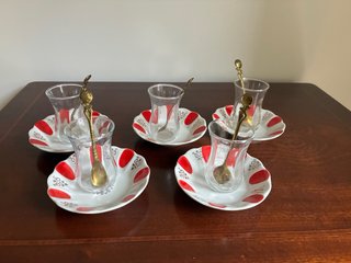 Juego de 5 vasos de té turco con platos