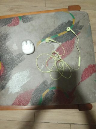 Cascos inalámbricos blancos y amarillos