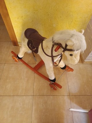 Caballo balancín peluche