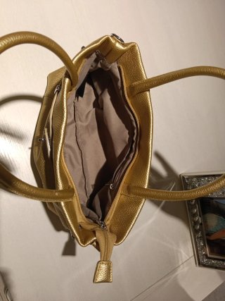 Bolso dorado espacioso pulipiel