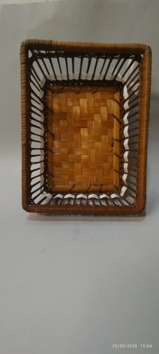 Cesta rectangular de mimbre con cinta