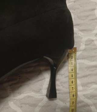 Elegantes botines negros tacón fino