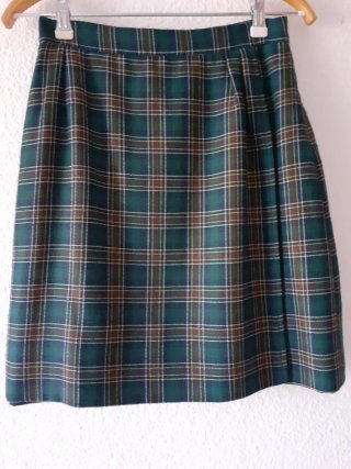 Falda juvenil, cuadros y verde multicolor.