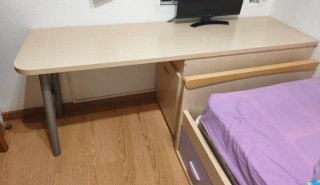 Cama con cajones, escritorio, silla y mesita