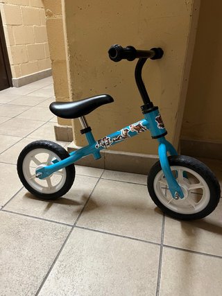 Bicicleta de equilibrio azul