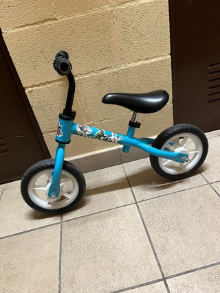Bicicleta de equilibrio azul