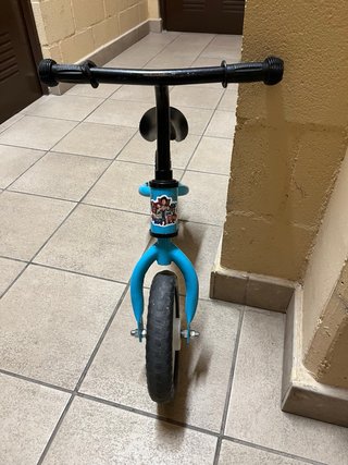 Bicicleta de equilibrio azul