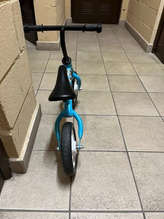 Bicicleta de equilibrio azul