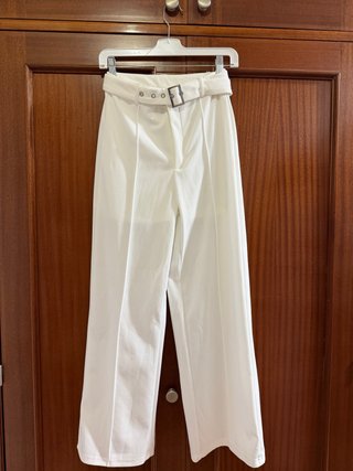 Pantalón blanco elegante con cinturón