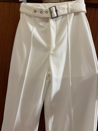 Pantalón blanco elegante con cinturón
