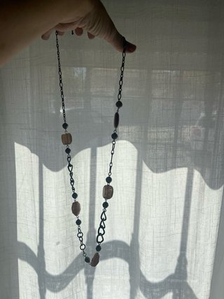 Collar largo con piedras rosadas y grises