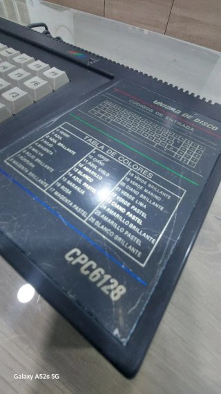Amstrad CPC 6128 recuperado Bluetooth Luz PLAY