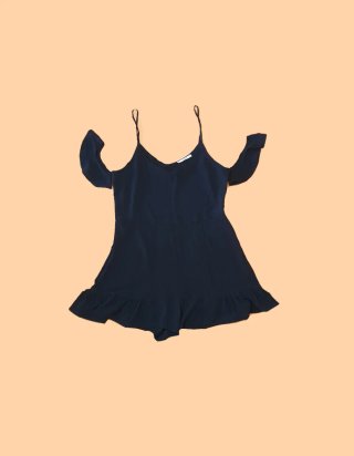 Mono negro con volantes