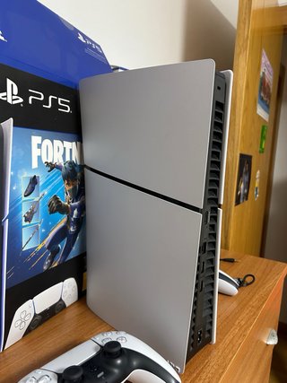 PlayStation 5 Digital con due controller