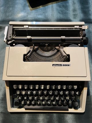 Máquina de escribir Olivetti DORA con maletín