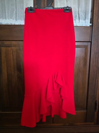 Falda midi roja con volante