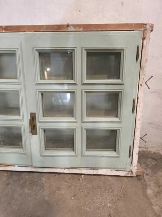Ventana antigua azul pastel