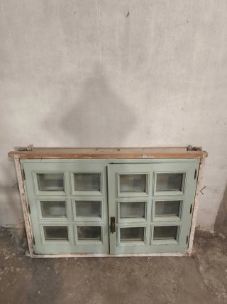 Ventana antigua azul pastel