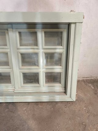 Ventana antigua azul pastel