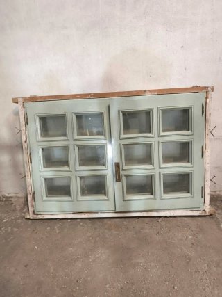 Ventana antigua azul pastel