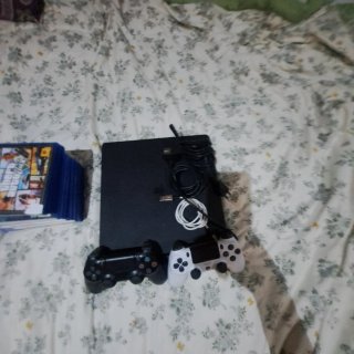 PS4 Slim con 2 Mandos y Juegos