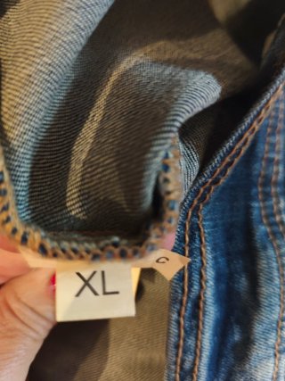 Chaqueta vaquera con perlas y lentejuelas