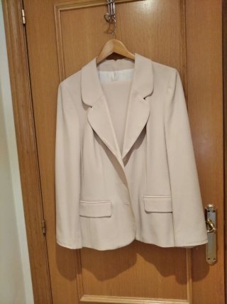Traje chaqueta y pantalón beige