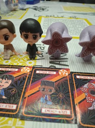 Set de 5 Figuras y Cartas Stranger Things