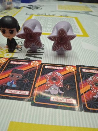 Set de 5 Figuras y Cartas Stranger Things