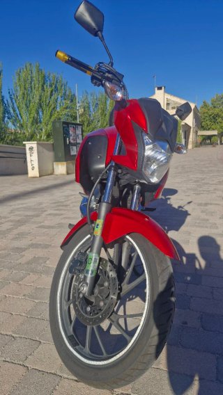 Moto Honda CB125F Roja