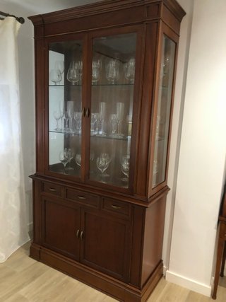 Vitrina de Madera Clásica