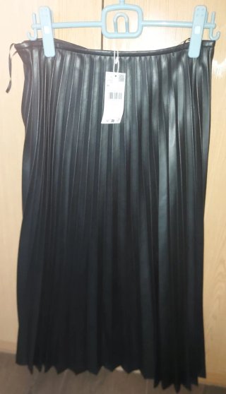 Falda Plisada de Cuero Negra Mango Talla M