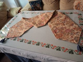 Camino de mesa con estampado floral