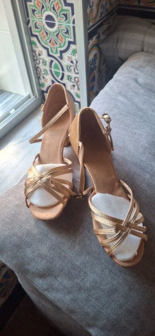 Zapatos de baile de bachata dorados