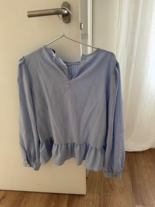 Blusa Azul Zara con Volante